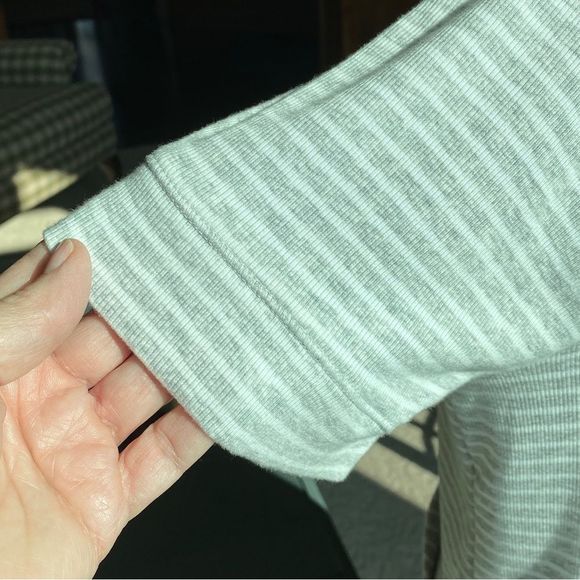 Chico’s Zenergy Size 1 (8-10) gray white kangaroo pocket hood w/drawstrings - Picture 7 of 12